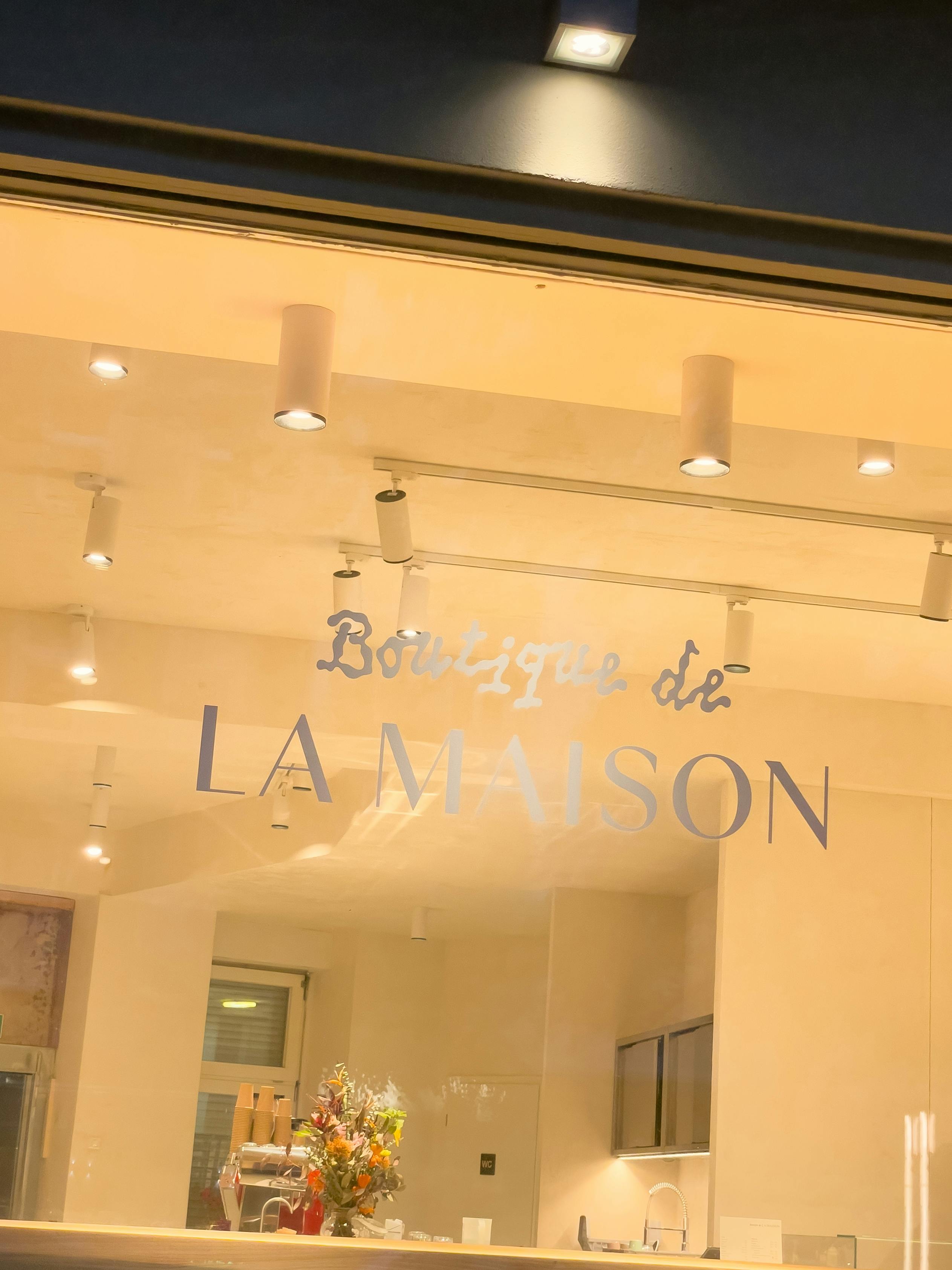 <p>Das neue Logo von Boutique de La Maison wurde von uns als Folienplot auf den großen Schaufenstern in der Urbanstraße angebracht.</p>